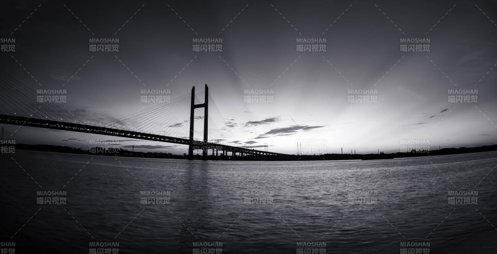 黑白桥影映江水图片