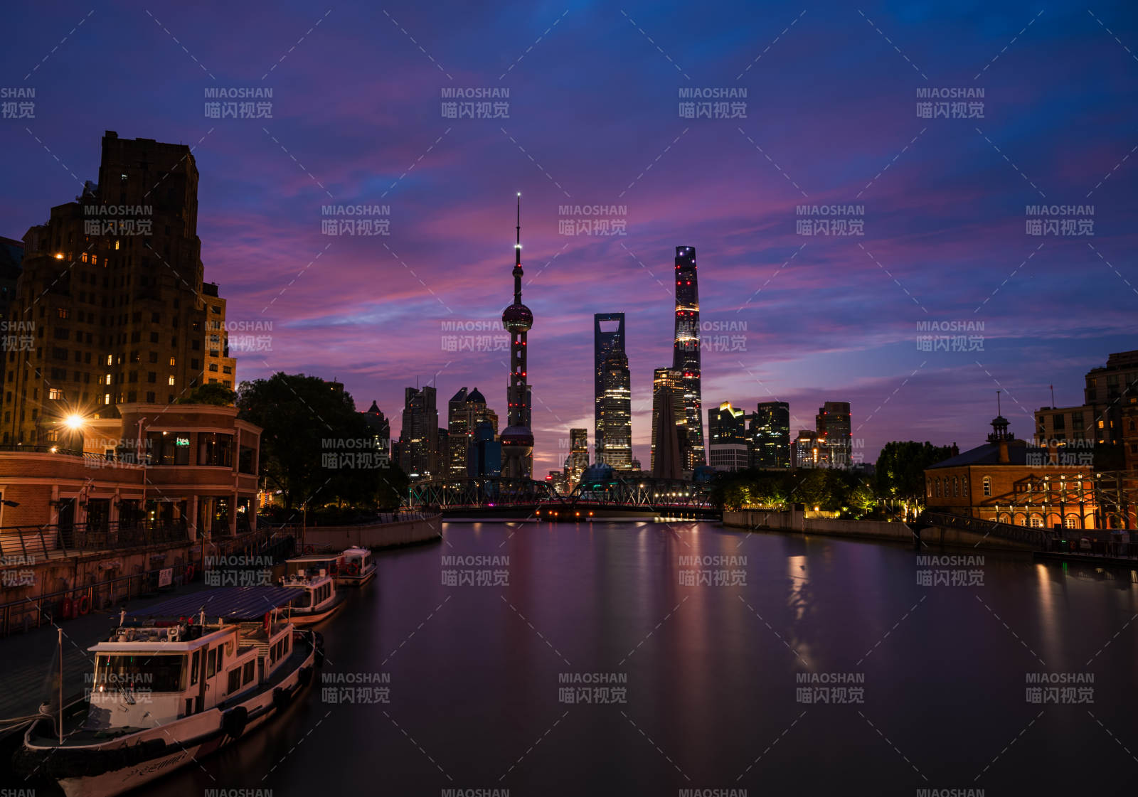 上海夜景 东方明珠与高楼图片