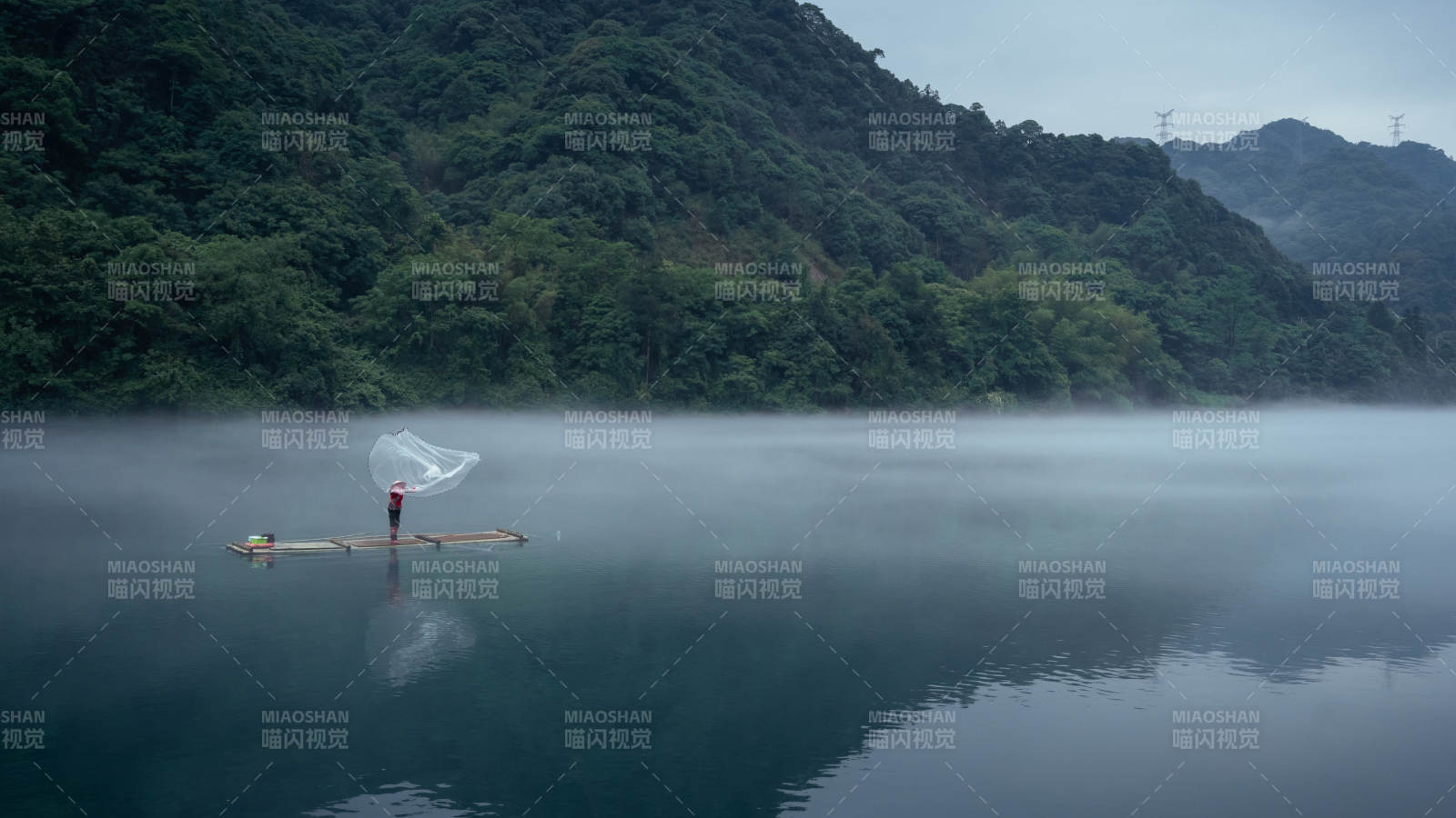 雾漫东江 渔夫撒网图片