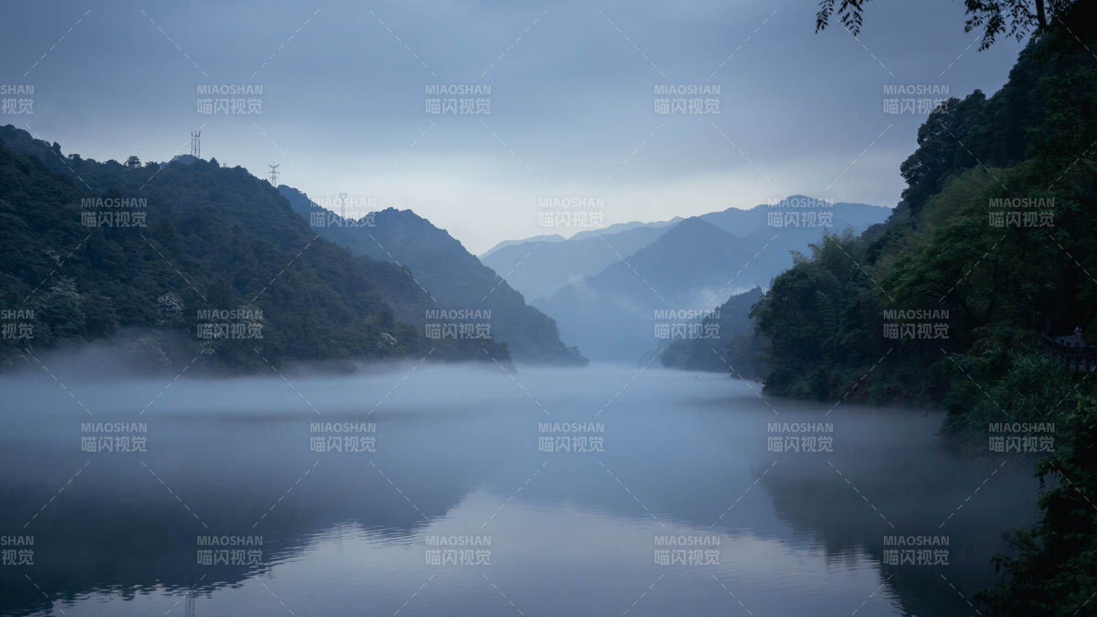 雾锁山谷 静谧湖光（雾漫东江图片