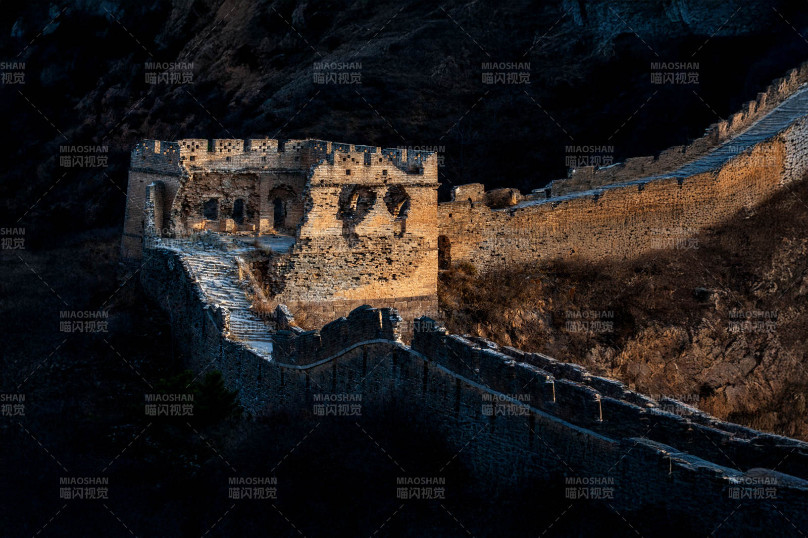 长城古堡夕阳映照图片