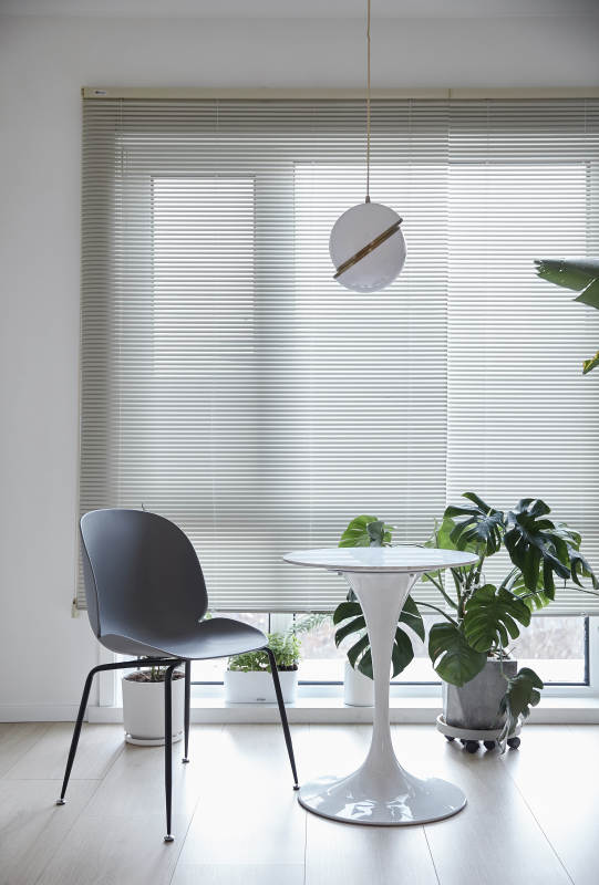 简约现代餐桌椅布置图片