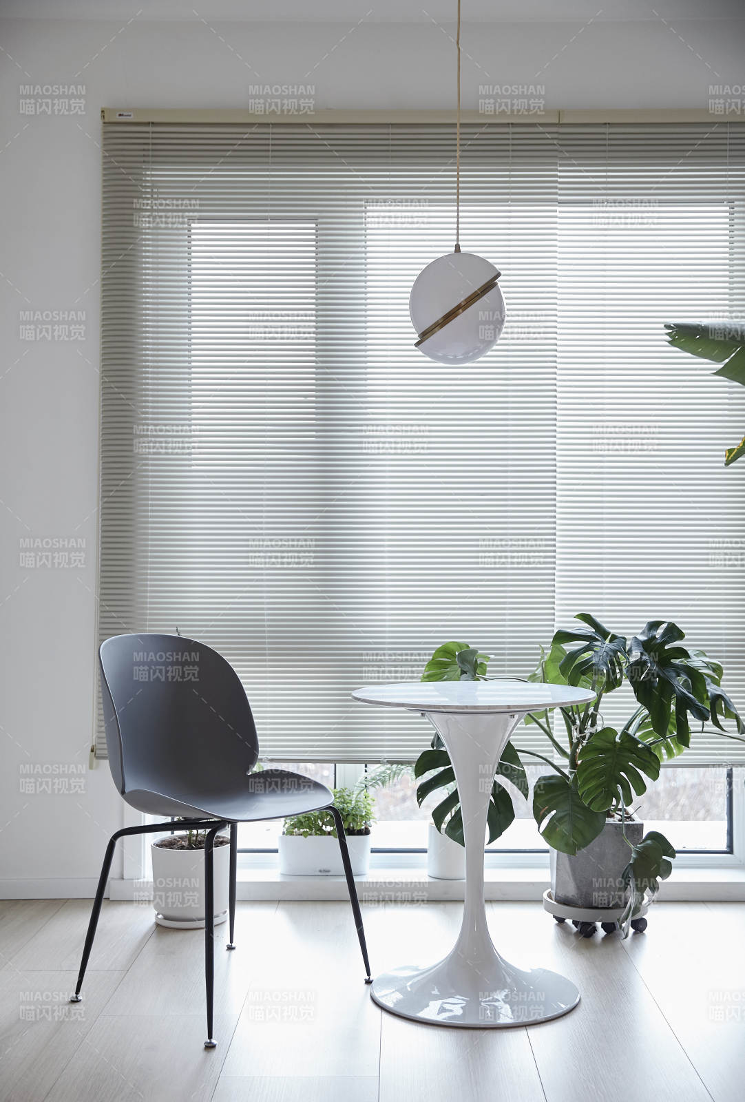 简约现代餐桌椅布置图片