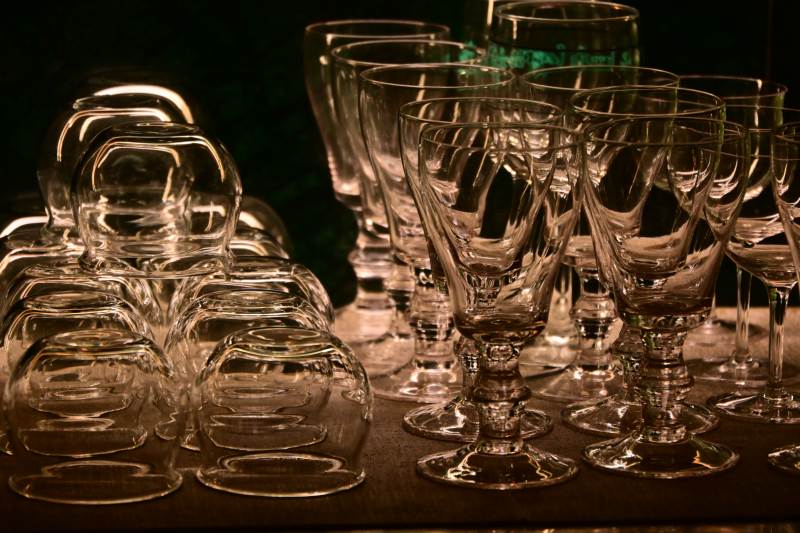 倒置的酒杯与玻璃杯图片