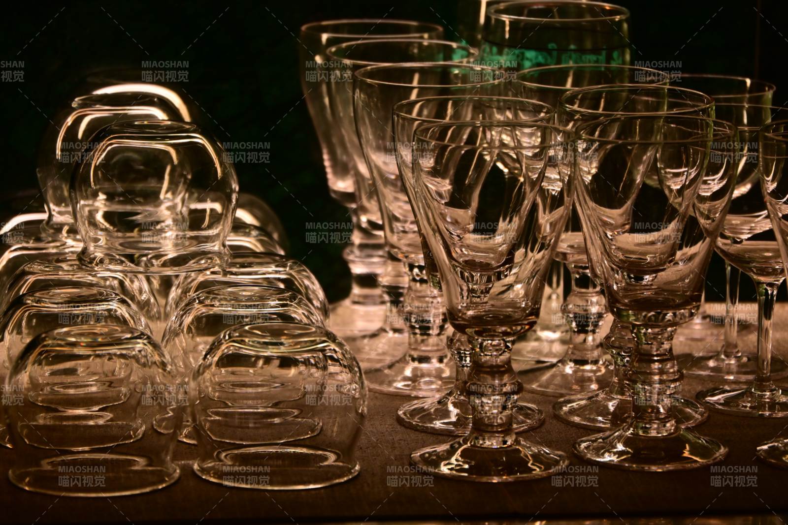 倒置的酒杯与玻璃杯图片