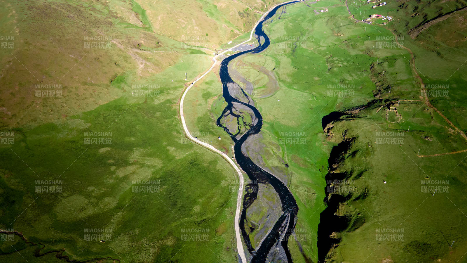 甘孜塔公草原的绿色山谷图片