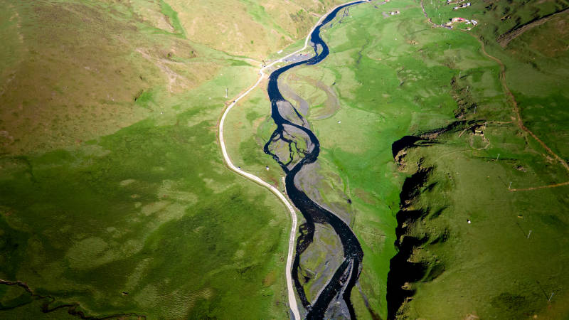 甘孜塔公草原的绿色山谷图片