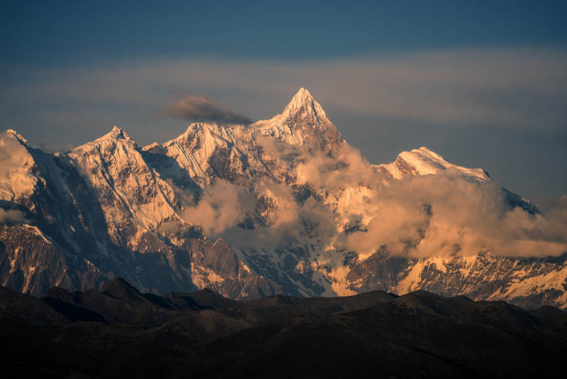 南迦巴瓦峰的日照金山图片