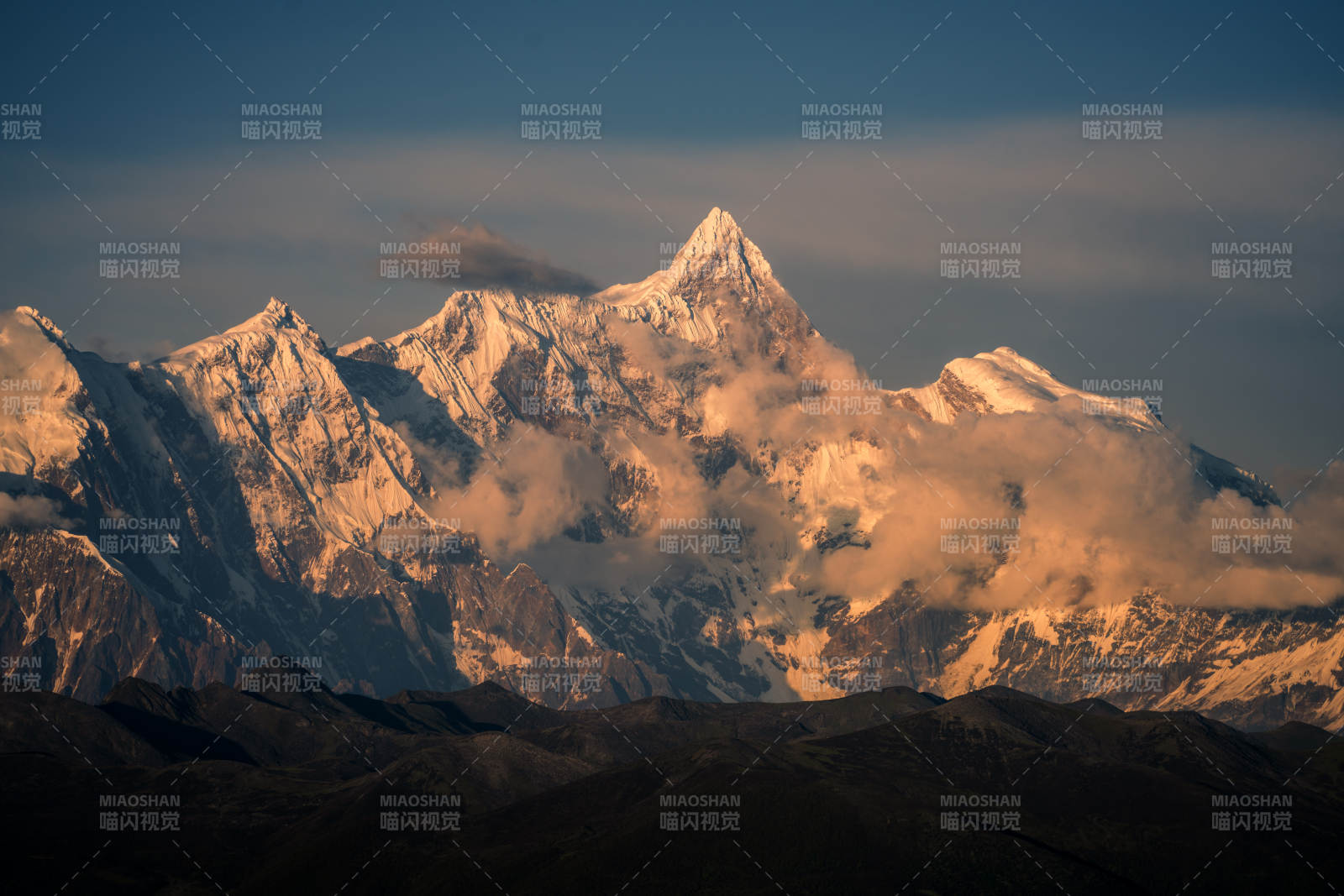 南迦巴瓦峰的日照金山图片