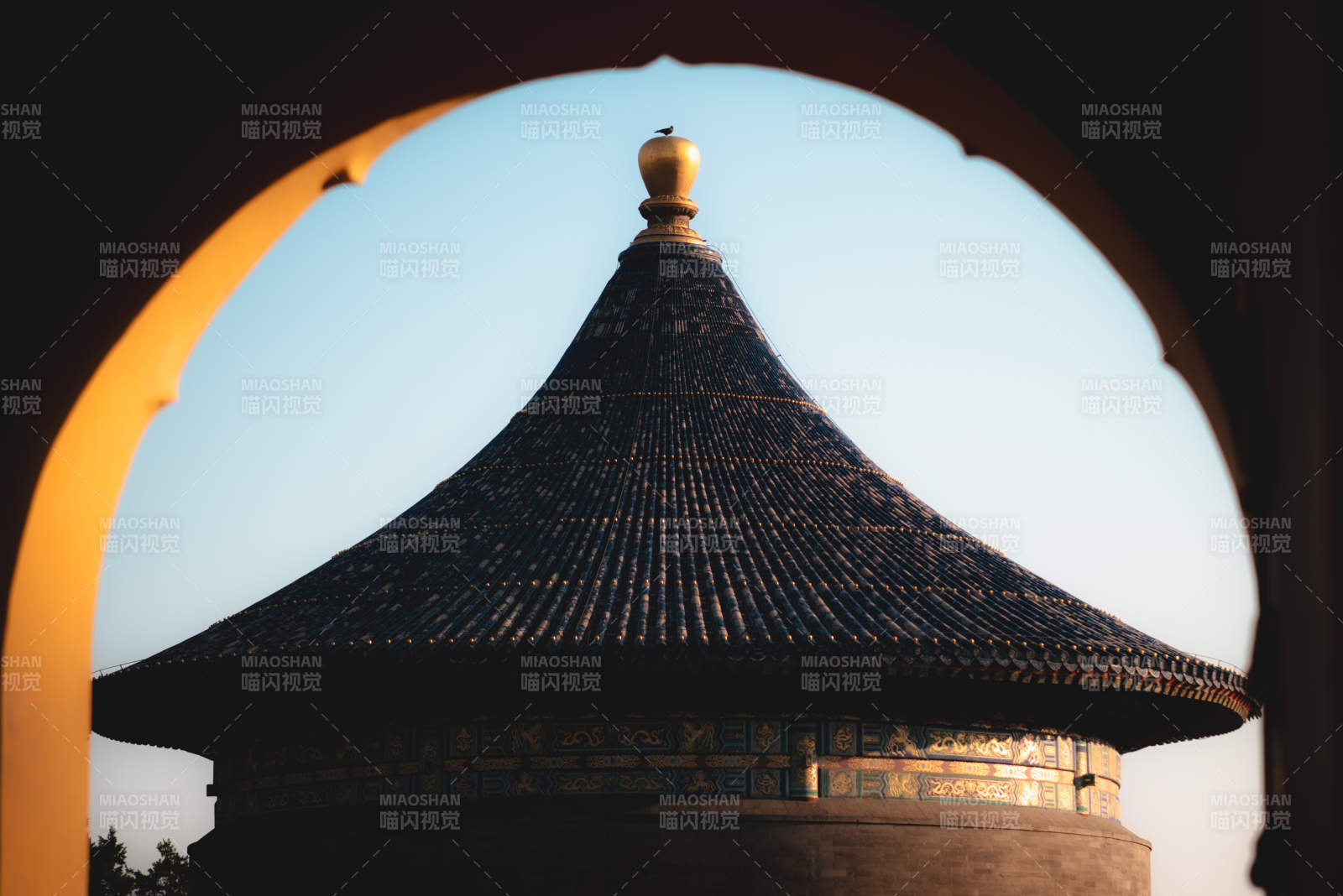 天坛古塔剪影 夕阳映照图片