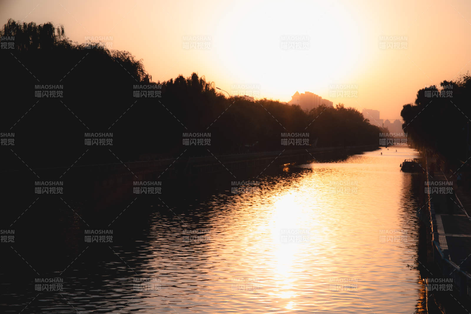 夕阳映照河面美景图片