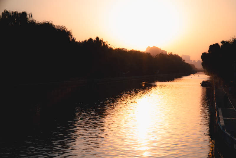 夕阳映照河面美景图片