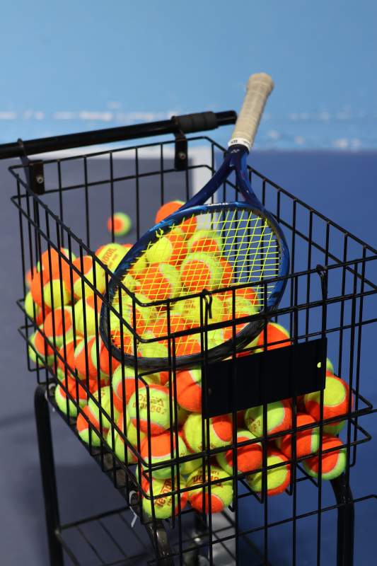 网球拍与球篮特写图片