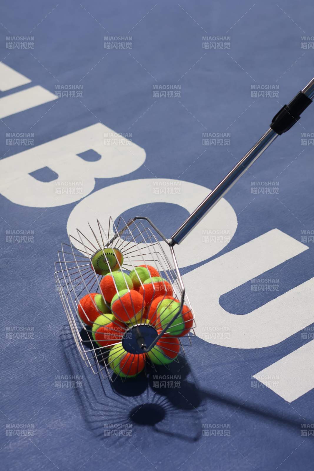 网球收集器与球桶图片