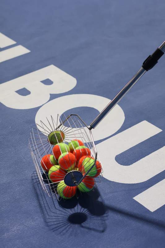 网球收集器与球桶图片