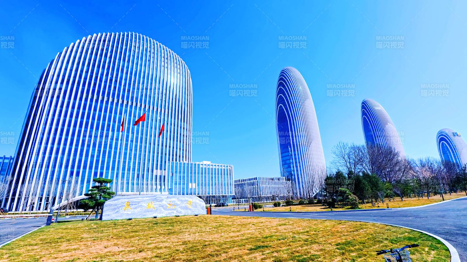 邢台市地标性现代建筑群与蓝天相映图片