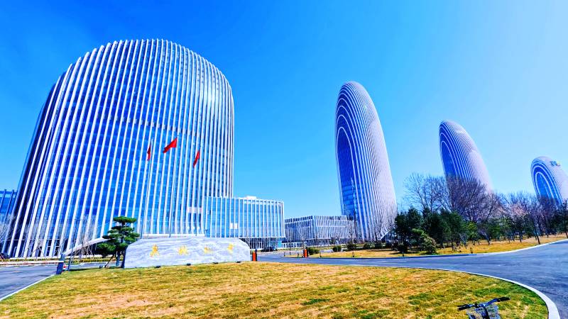 邢台市地标性现代建筑群与蓝天相映图片