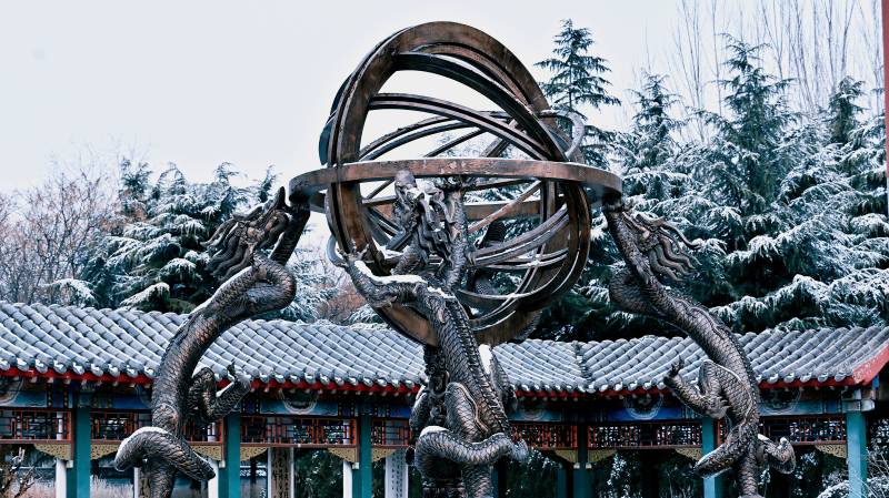 郭守敬纪念馆雪后的古代天文观测仪浑仪图片