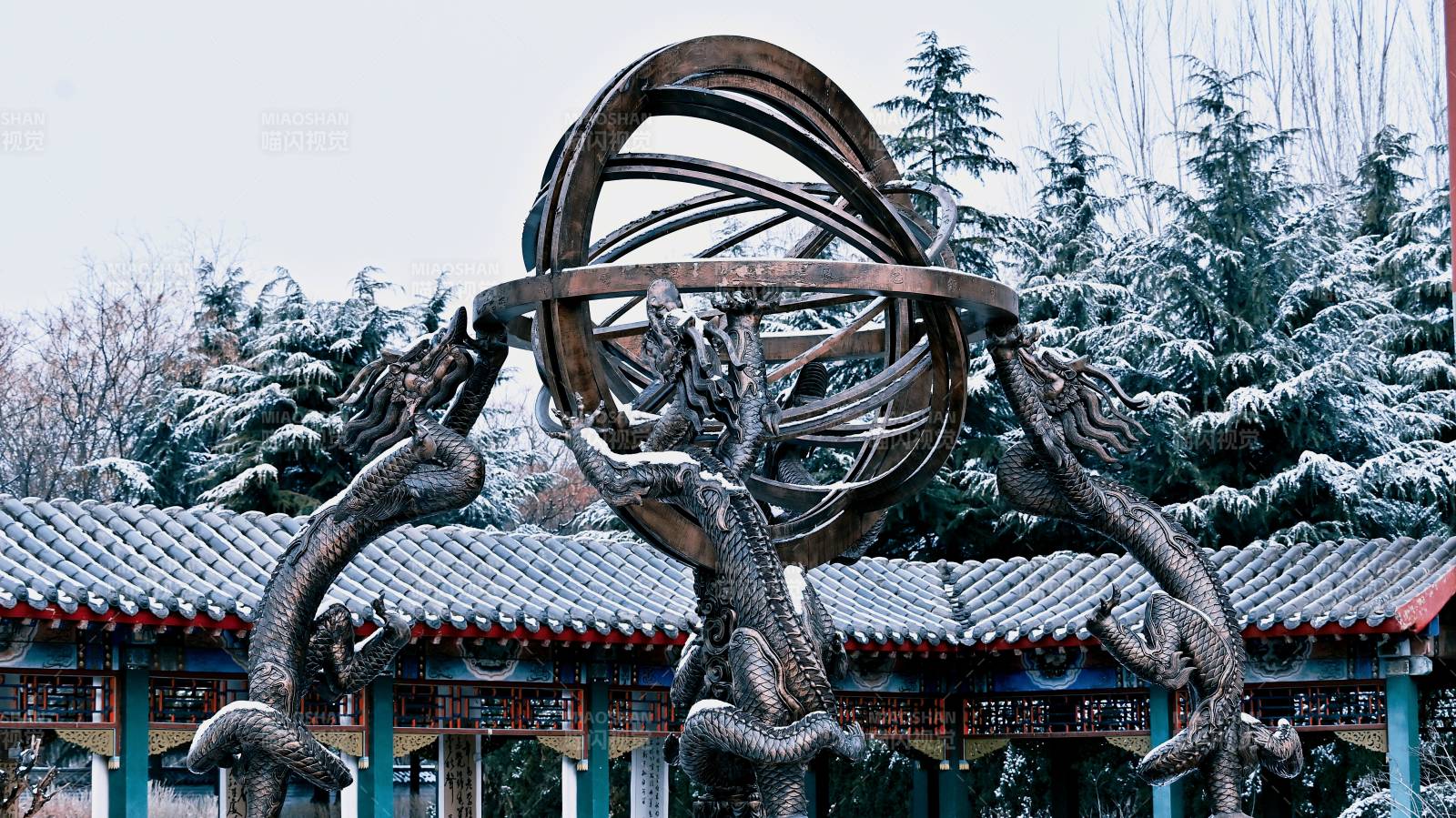 郭守敬纪念馆雪后的古代天文观测仪浑仪图片