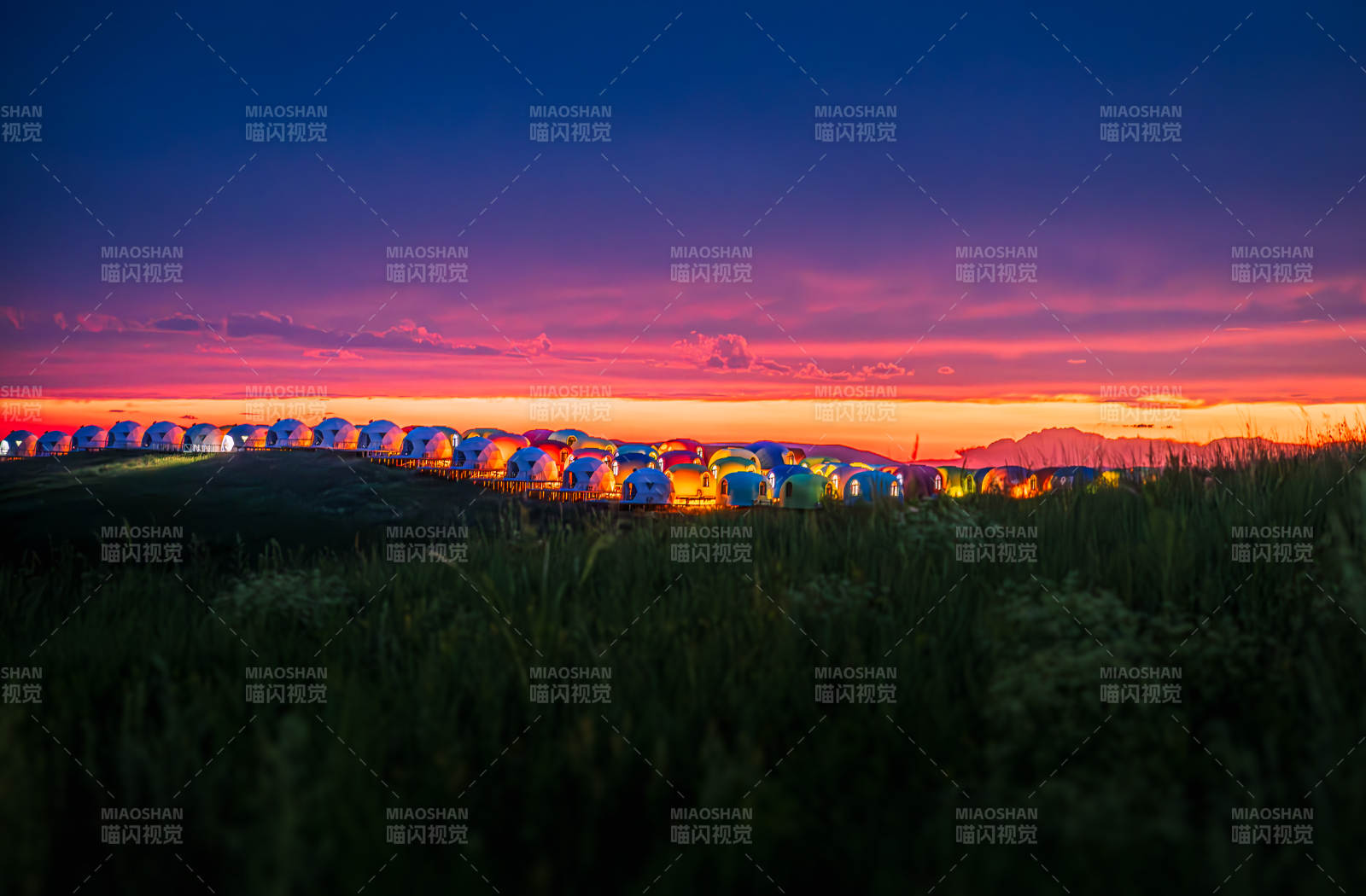 日落下的帐篷营地  乌兰山图片