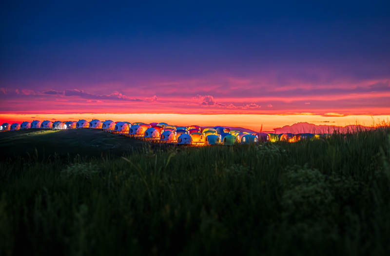 日落下的帐篷营地  乌兰山图片