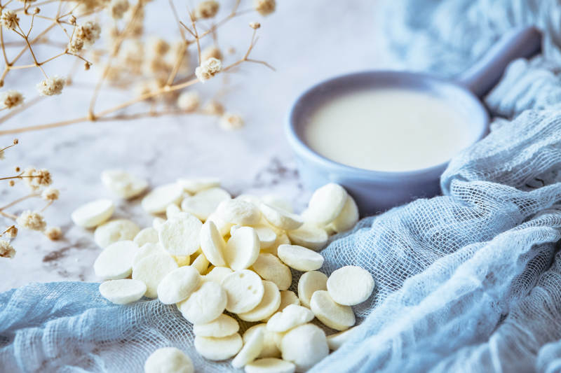 白巧克力与牛奶的甜蜜时光图片