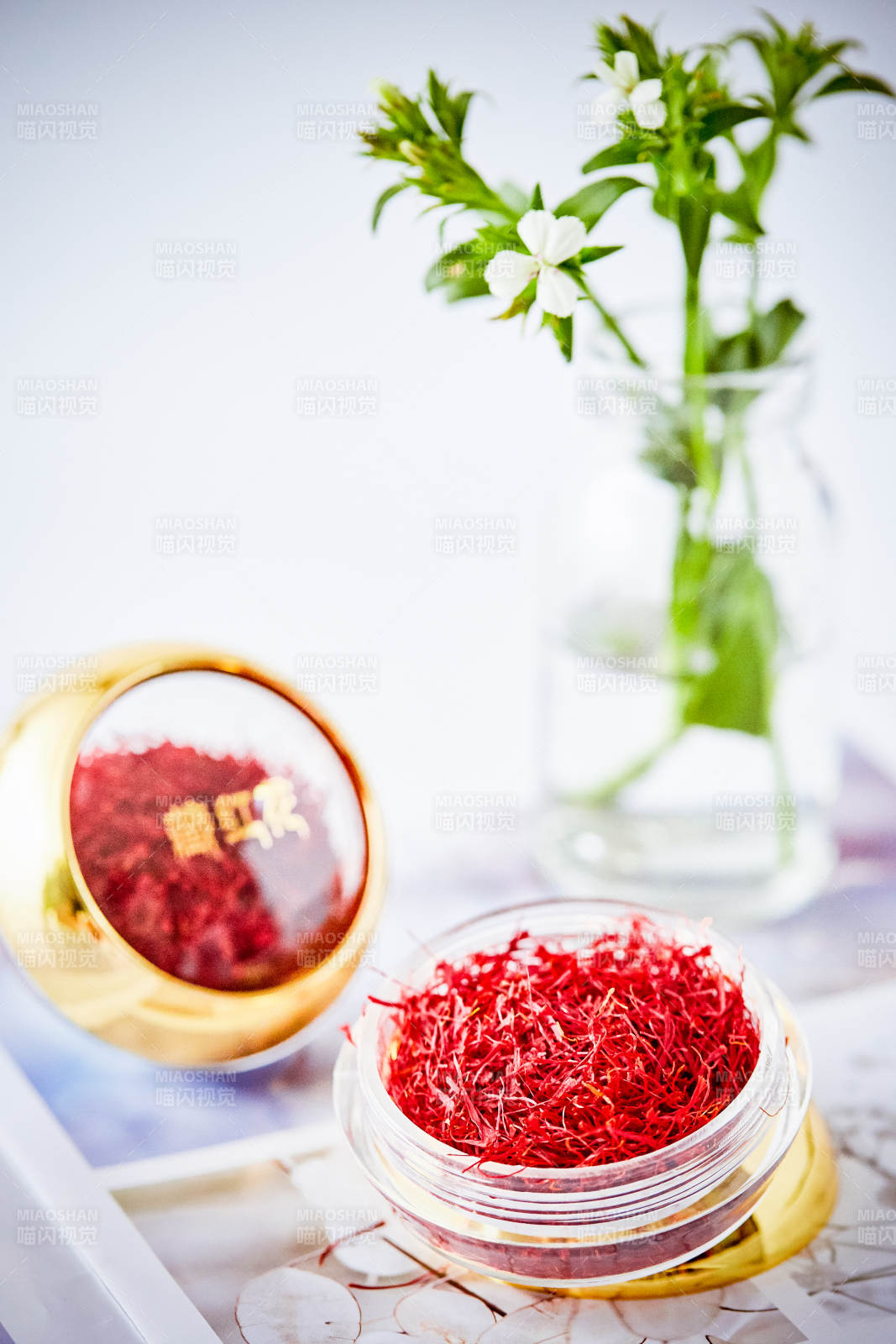 藏红花与清新花卉静物图片