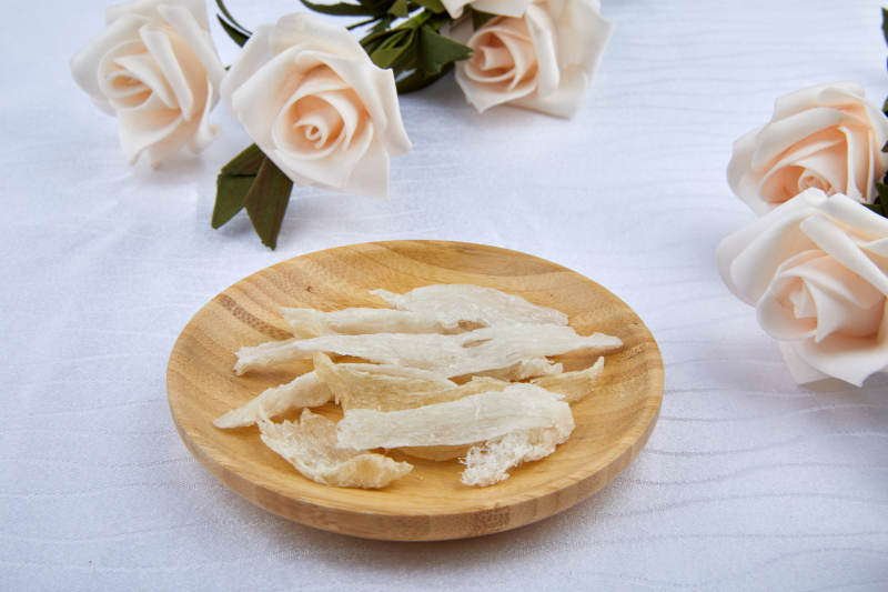 燕窝条与玫瑰花的静谧美图片