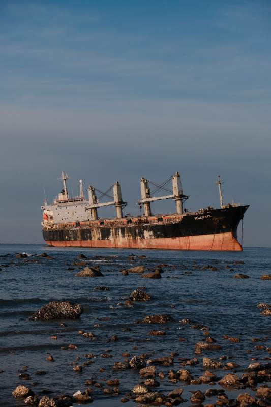 搁浅的货船图片
