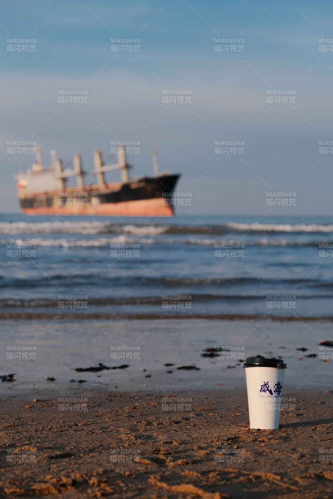 海边咖啡与远航货轮图片