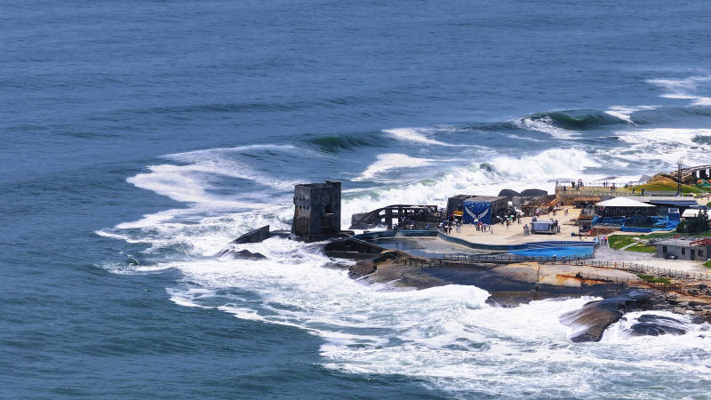 汕尾海边岩石上的建筑群图片