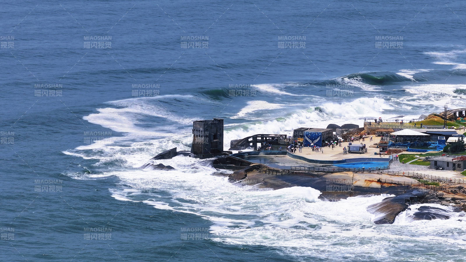 汕尾海边岩石上的建筑群图片