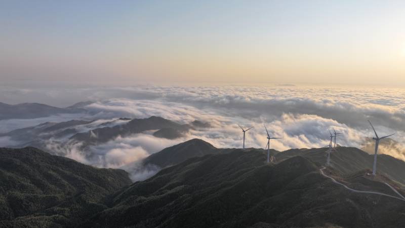江西乱罗嶂云海之巅 风车旋转图片