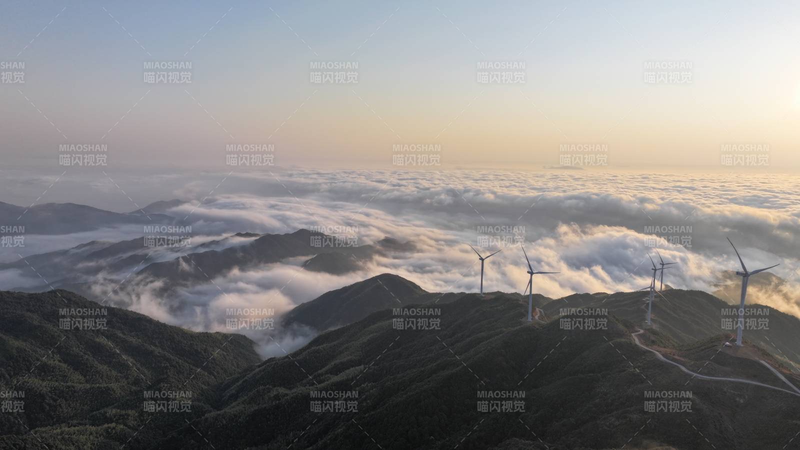 江西乱罗嶂云海之巅 风车旋转图片