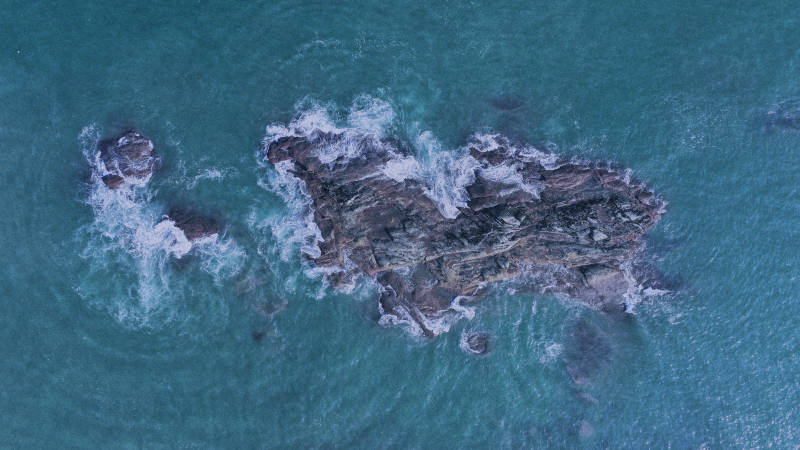 福建洛伽寺海中孤石 波涛环绕图片