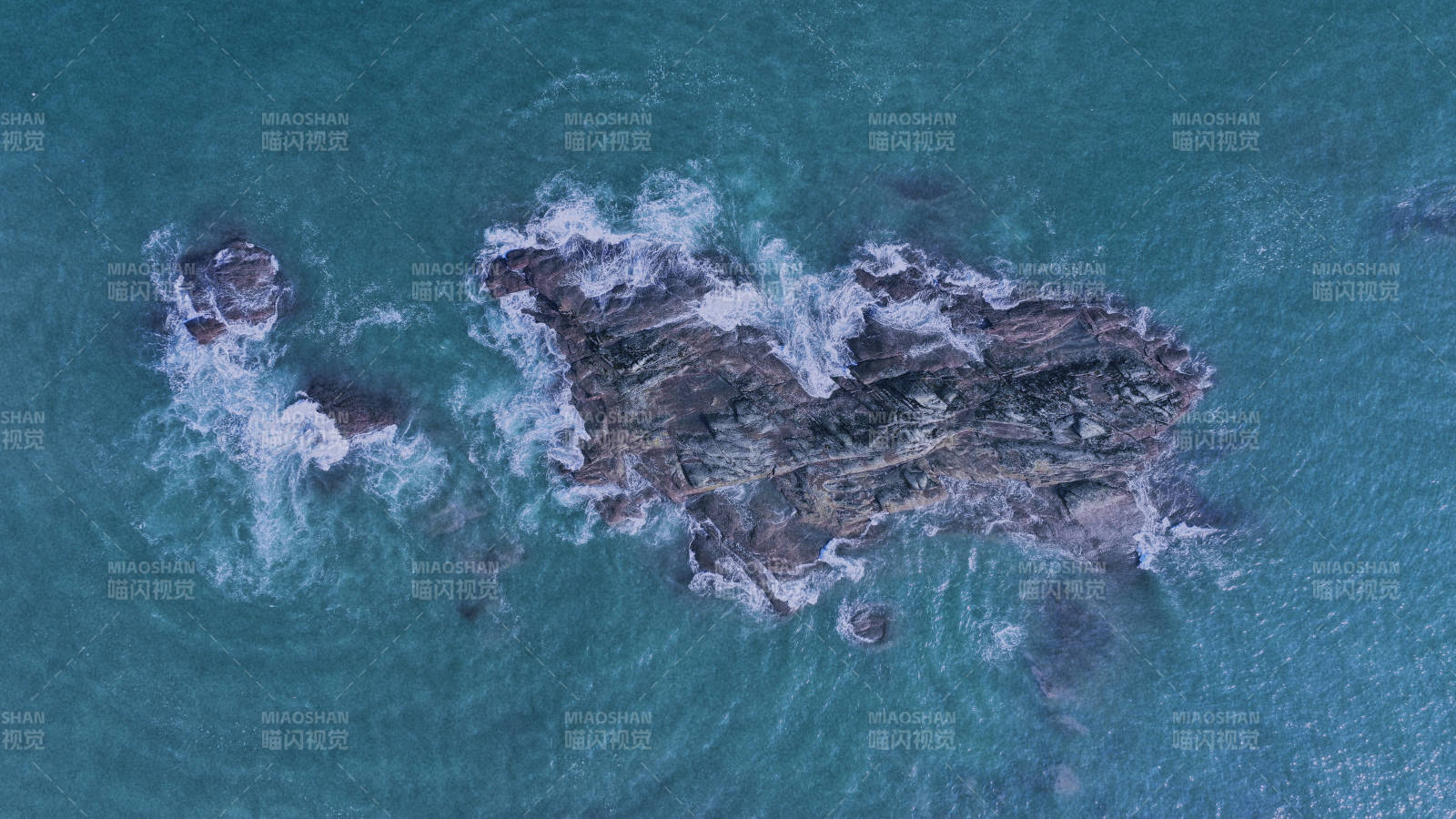 福建洛伽寺海中孤石 波涛环绕图片