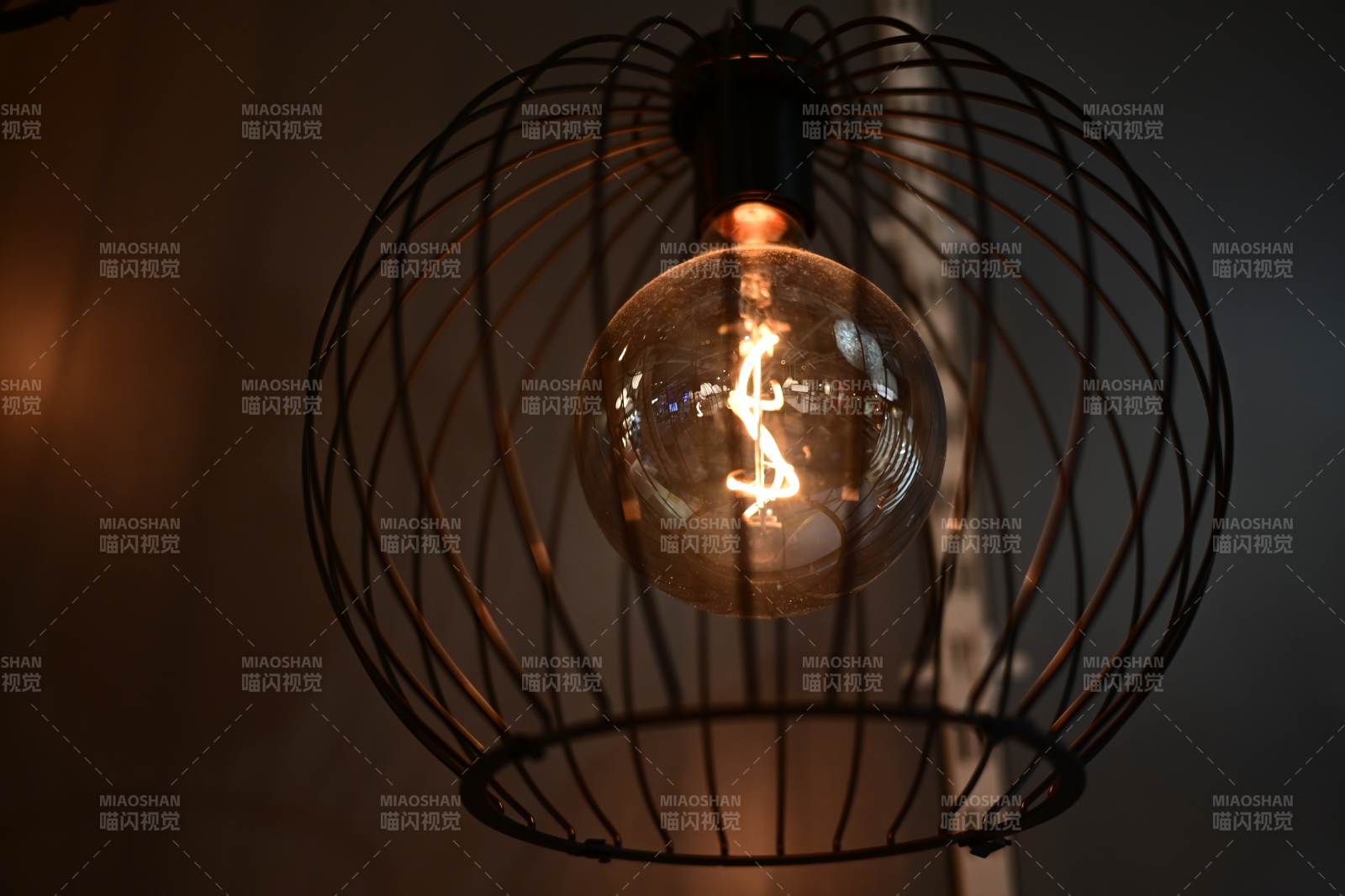 复古灯泡与金属笼影图片