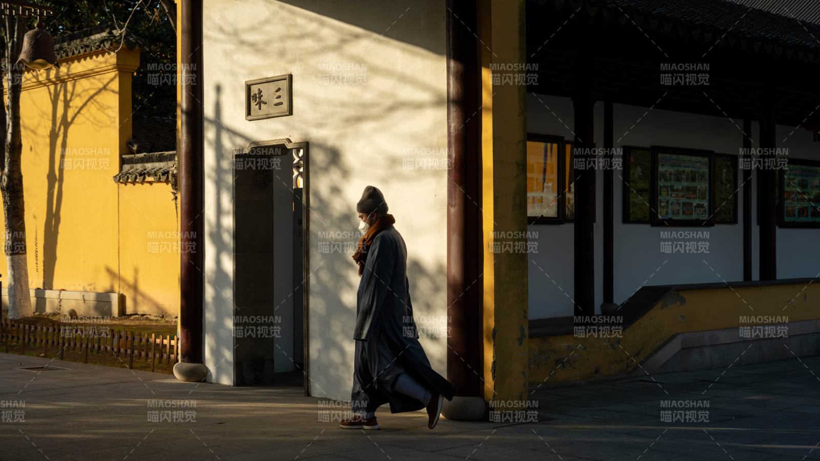 古寺晨光 僧影独行图片