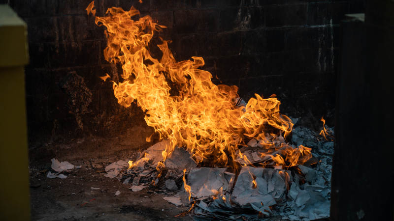 火焰熊熊燃烧在废墟中图片