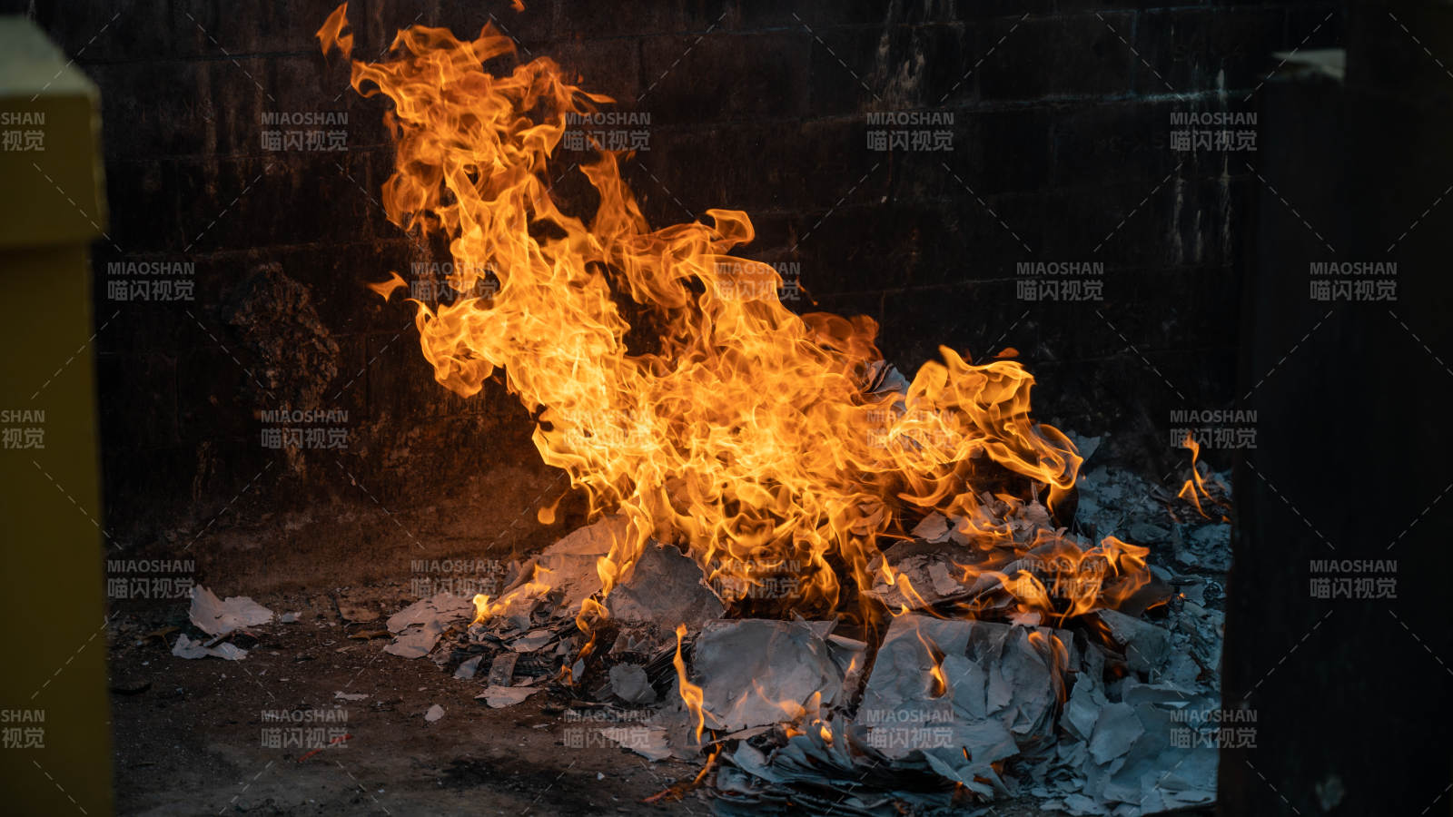 火焰熊熊燃烧在废墟中图片