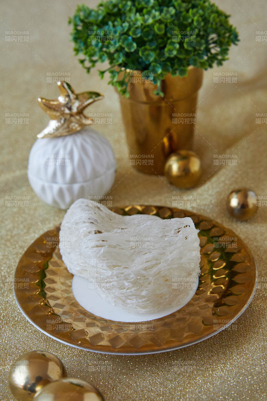 金色盘上的燕窝图片