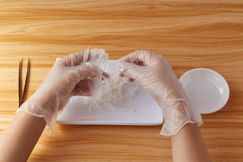 手工挑选燕窝图片