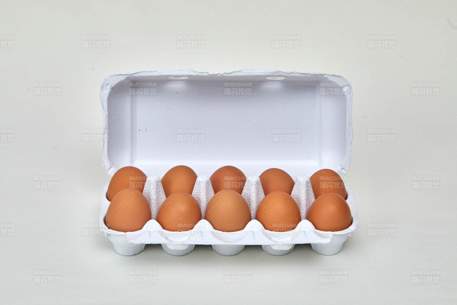 鸡蛋盒中的十个鸡蛋图片