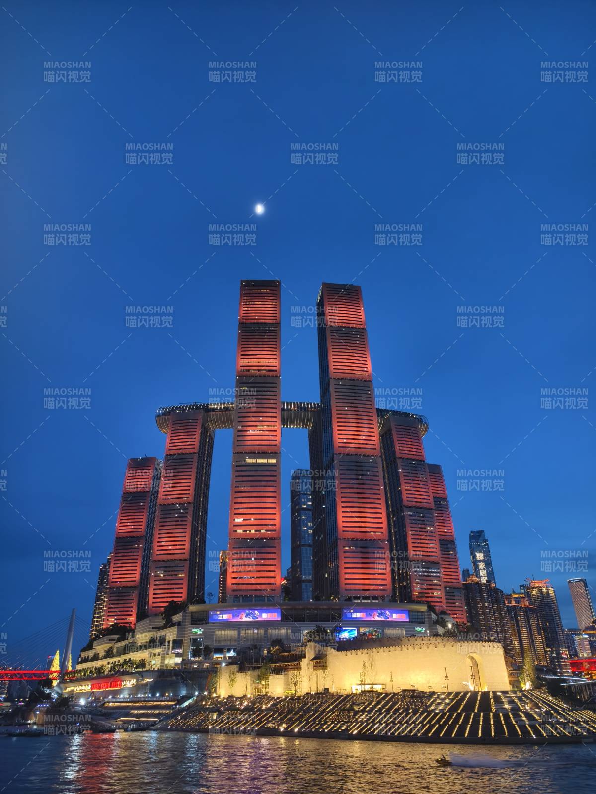 夜幕下的重庆地标建筑图片