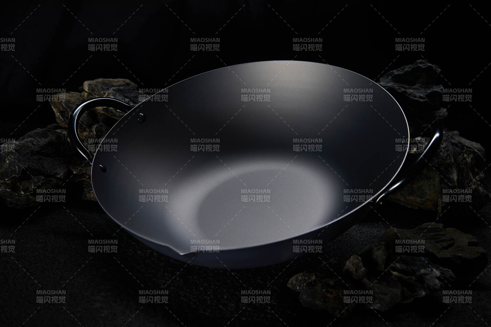 黑色铁锅静置于暗处图片