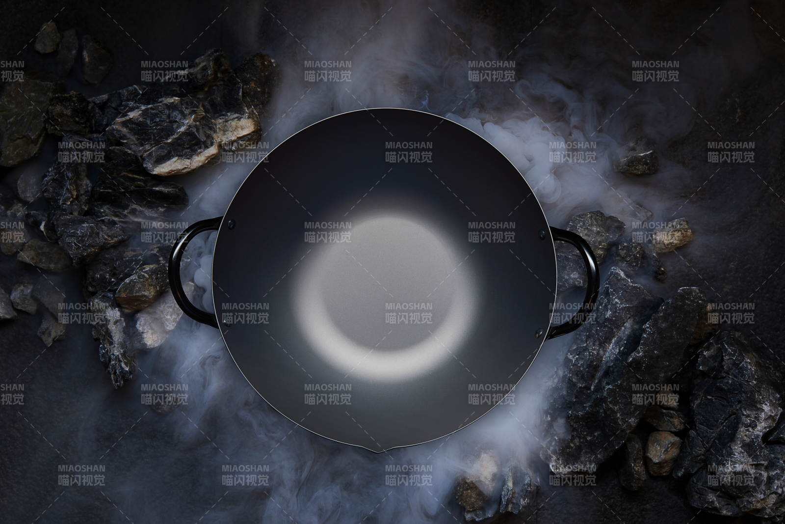 烟雾缭绕的黑色锅具图片