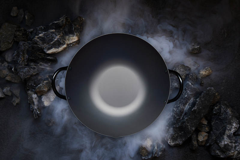 烟雾缭绕的黑色锅具图片