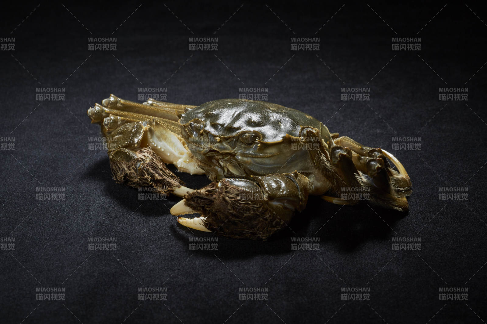 精致雕刻的螃蟹艺术品图片