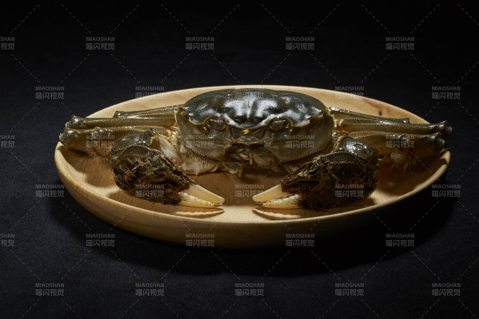 盘中螃蟹 光影交错图片