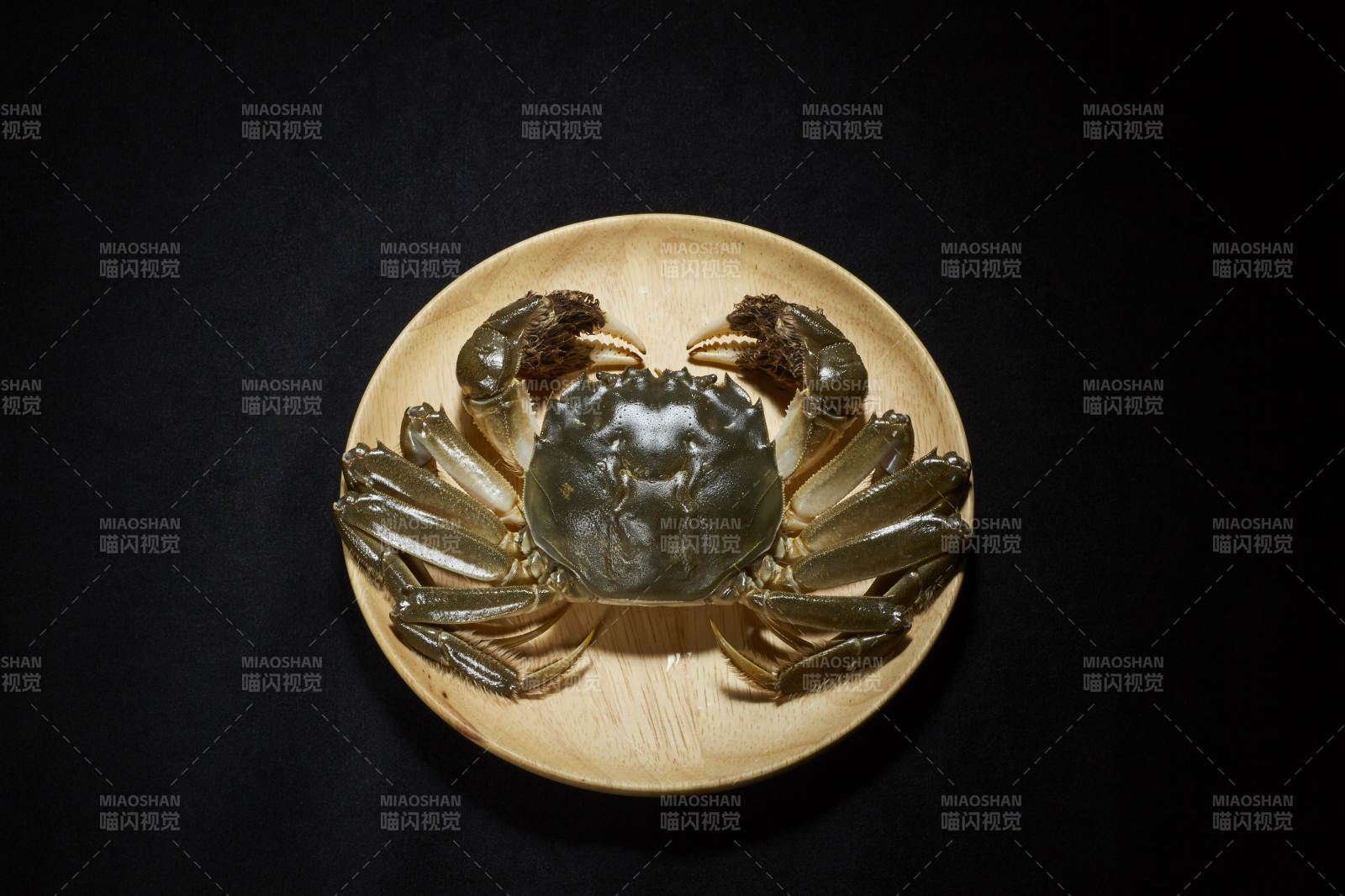 盘中螃蟹 静谧之美图片